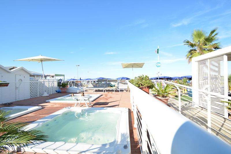 Riccione Beach Hotel - Enjoy Your Summer -Beach Village Incluso Экстерьер фото